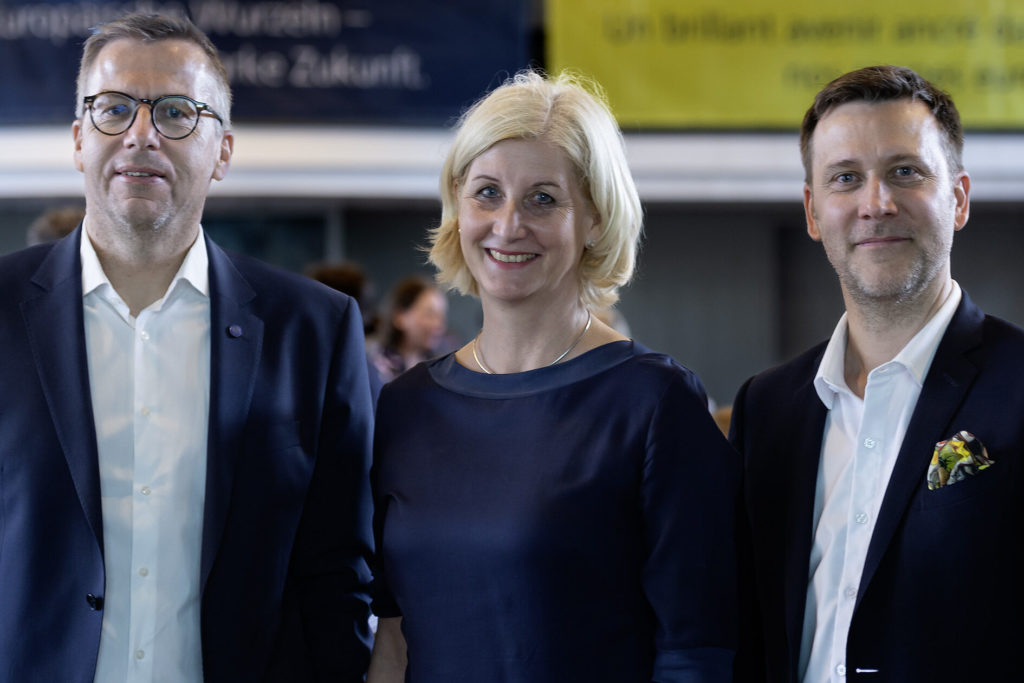 Universitätspräsident Ludger Santen, Professorin Christiane Solte Gresser und Professor Markus Messling bei der feierlichen Eröffnung des Käte Hamburger Kollegs